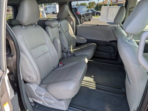 Used 2020 Toyota Sienna LE w/ Carpet Mat Package FWD image 9