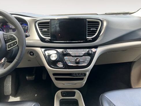 Used 2023 Chrysler Pacifica Touring-L FWD image 11