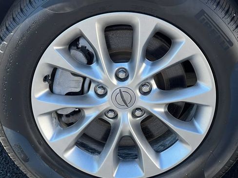 Used 2024 Chrysler Pacifica Touring-L AWD/4WD image 9