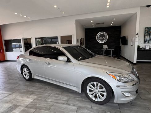 Used 2012 Hyundai Genesis 3.8 RWD image 4