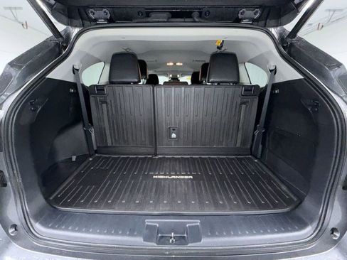 Used 2022 Toyota Highlander XLE AWD/4WD image 16