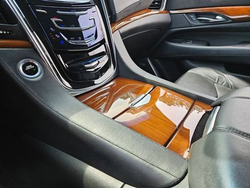 Used 2018 Cadillac Escalade Luxury image 23
