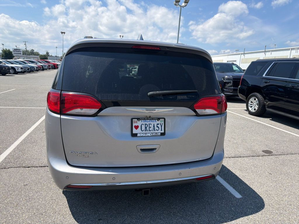 Used 2017 Chrysler Pacifica Touring-L FWD image 15