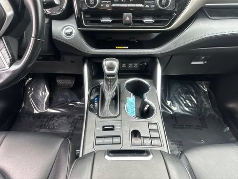 Used 2023 Toyota Highlander XLE AWD/4WD image 24