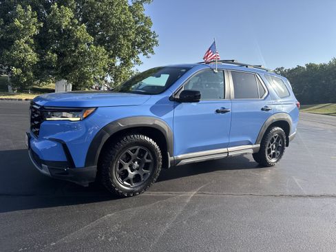 Used 2023 Honda Pilot TrailSport image 2