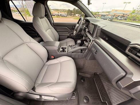 Used 2025 Toyota 4Runner SR5 AWD/4WD image 33