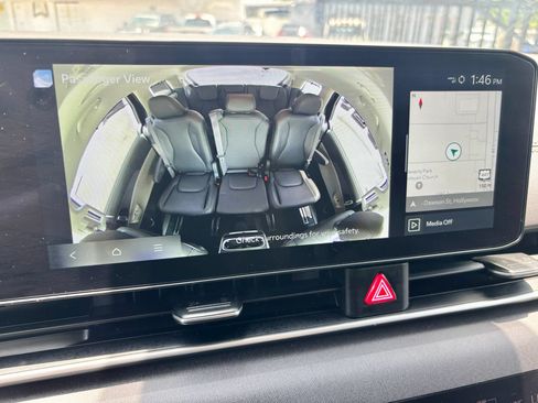 Used 2025 Kia Carnival EX FWD image 32