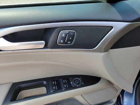 Used 2018 Ford Fusion SE w/ Fusion SE Technology Package FWD image 17