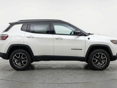 Used 2025 Jeep Compass Trailhawk AWD/4WD image 11
