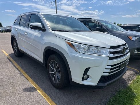 Used 2019 Toyota Highlander XLE AWD/4WD image 2
