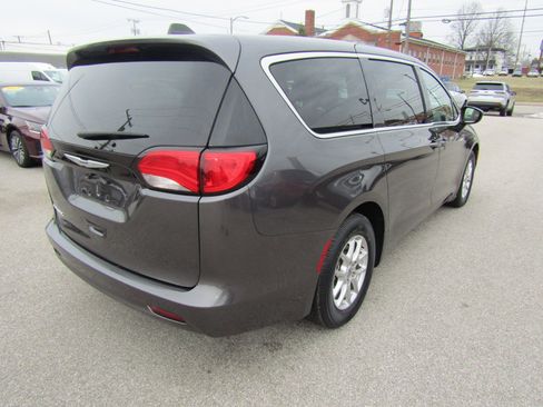 Used 2023 Chrysler Voyager LX image 3