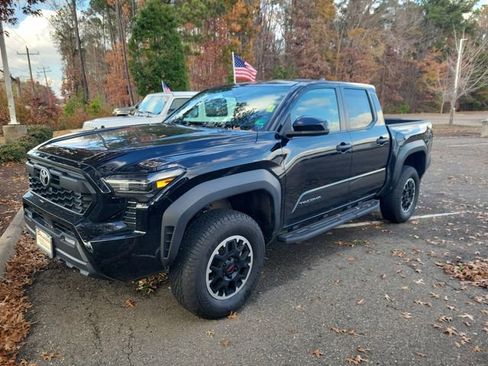 Used 2024 Toyota Tacoma TRD Off-Road image 8