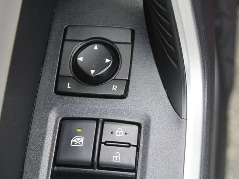 Used 2019 Toyota RAV4 XLE FWD image 21