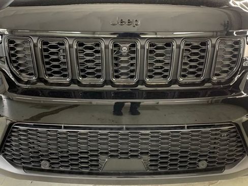 Used 2025 Jeep Grand Cherokee Limited w/ Luxury Tech Group II AWD/4WD image 9