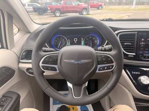 Used 2024 Chrysler Pacifica Limited FWD image 14