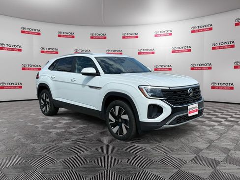 Used 2025 Volkswagen Atlas Cross Sport SE AWD/4WD image 3