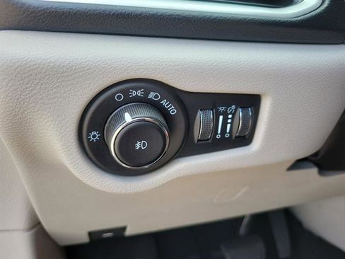 Used 2023 Chrysler Pacifica Touring-L FWD image 22