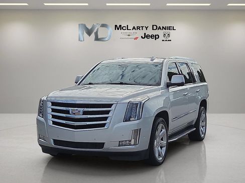 Used 2017 Cadillac Escalade Luxury AWD/4WD image 2