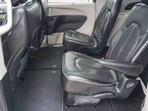 Used 2018 Chrysler Pacifica Limited FWD image 17