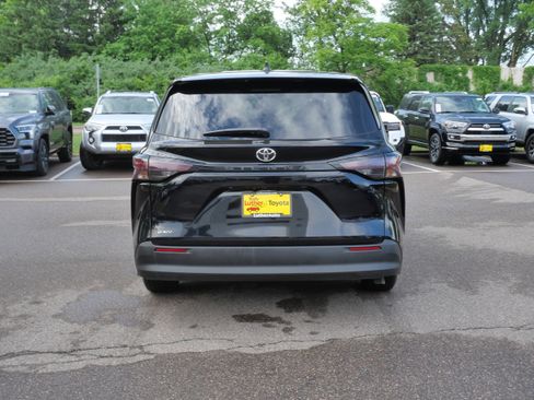 Certified 2026 Toyota Sienna LE FWD image 7