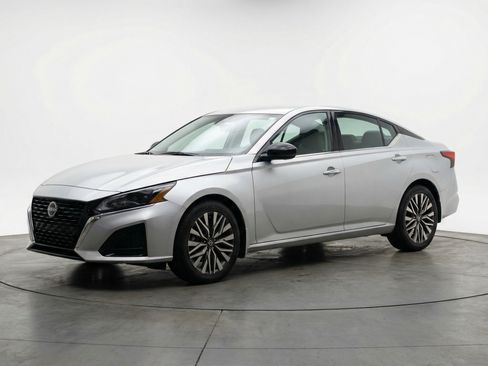 Used 2025 Nissan Altima 2.5 SV image 3