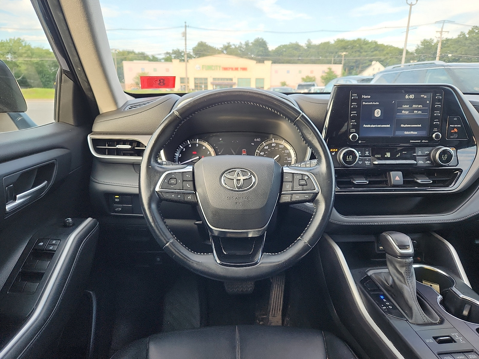 Used 2021 Toyota Highlander XLE AWD/4WD image 9