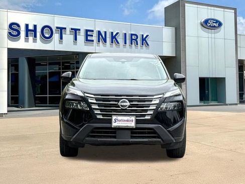 Used 2024 Nissan Rogue SV image 2