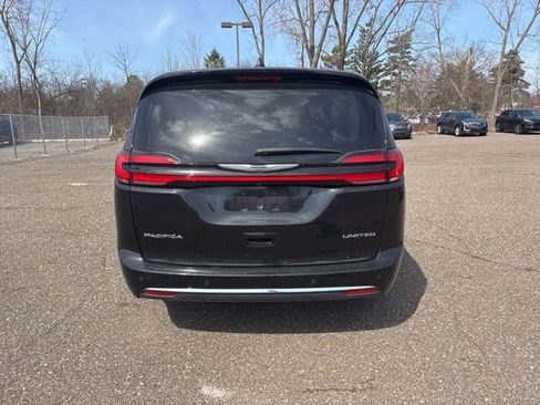 Used 2024 Chrysler Pacifica Limited image 6