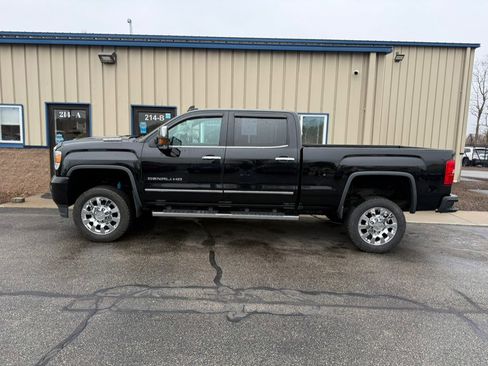 Used 2017 GMC Sierra 2500 Denali w/ Duramax Plus Package image 3