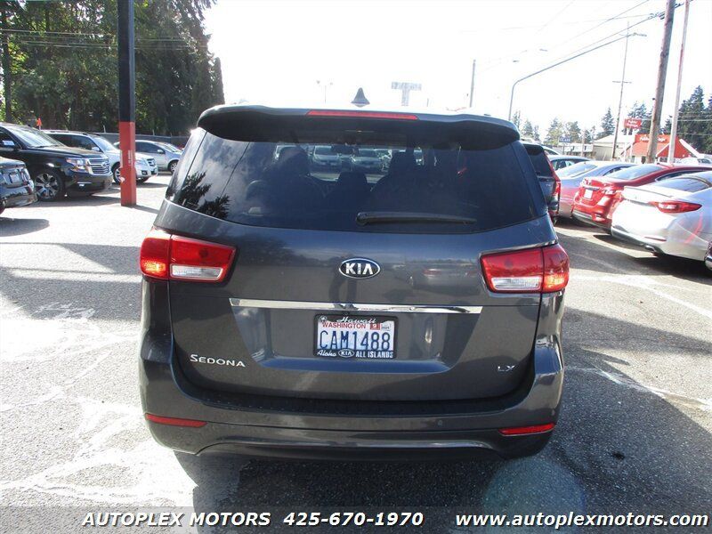 Used 2016 Kia Sedona LX w/ LX Essentials Premium Package FWD image 4