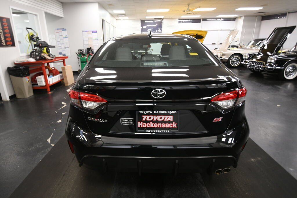 Used 2023 Toyota Corolla SE w/ Carpet Mat Package (TMS) FWD image 6