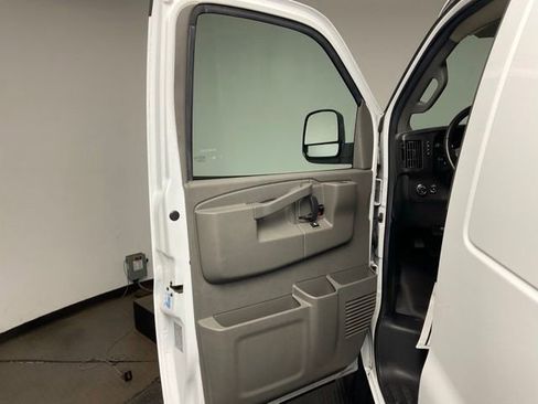 Used 2017 Chevrolet Express 3500 RWD image 10