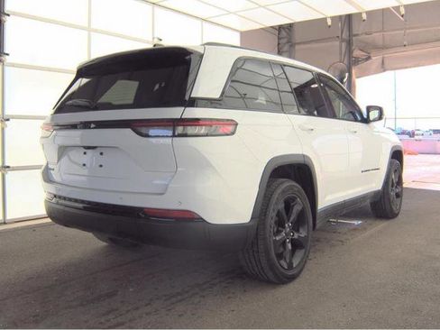 Used 2023 Jeep Grand Cherokee Altitude image 3