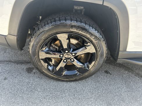 Certified 2024 Jeep Grand Cherokee L Limited w/ Black Appearance Package image 18