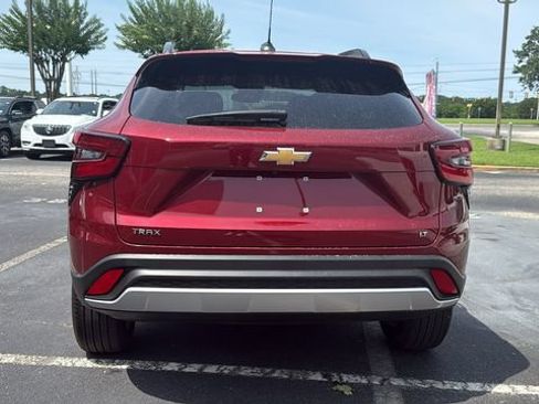 Used 2025 Chevrolet Trax LT w/ LT Convenience Package FWD image 6