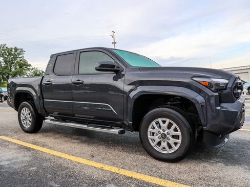 Used 2025 Toyota Tacoma SR5 AWD/4WD image 19