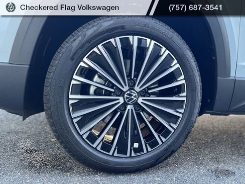 New 2025 Volkswagen Taos SE image 14