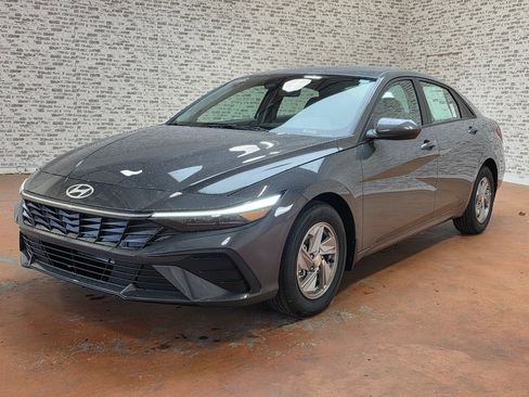 New 2026 Hyundai Elantra SE image 3