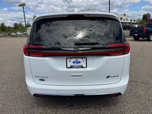 Used 2022 Chrysler Pacifica Touring-L FWD image 3