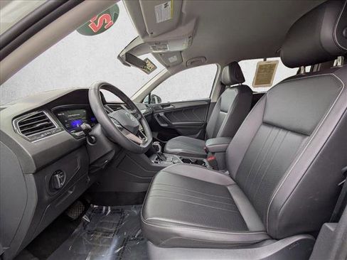 Used 2024 Volkswagen Tiguan SE image 17
