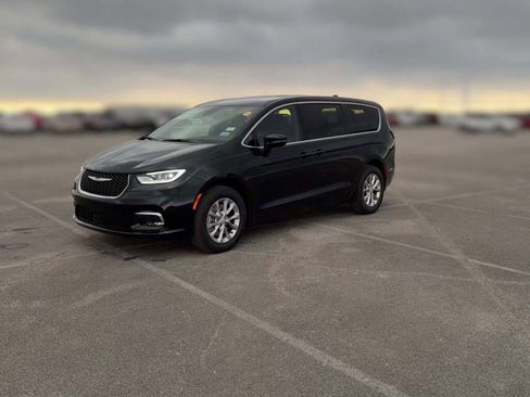 New 2026 Chrysler Pacifica Select image 4