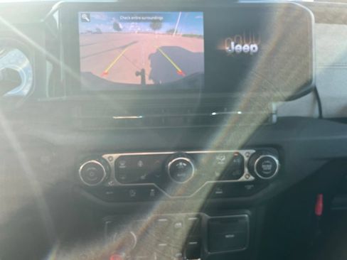Used 2024 Jeep Gladiator Sport AWD/4WD image 13