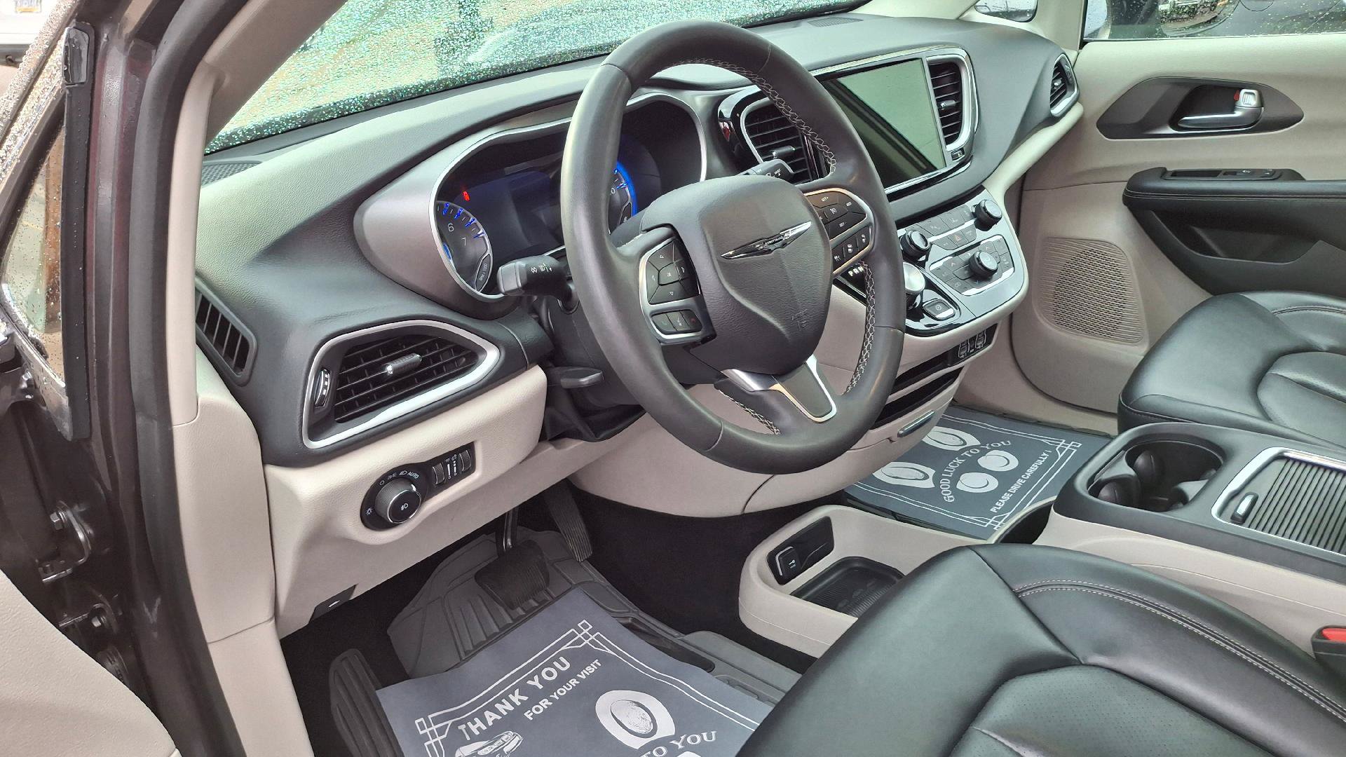 Used 2023 Chrysler Pacifica Touring-L FWD image 7