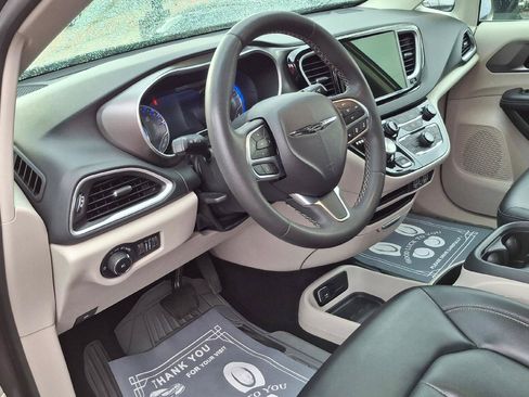 Used 2023 Chrysler Pacifica Touring-L FWD image 7