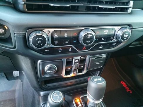 Used 2025 Jeep Wrangler Unlimited Sahara AWD/4WD image 13