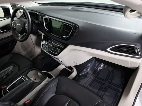 Used 2024 Chrysler Pacifica Touring-L FWD image 29