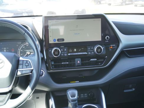 Used 2023 Toyota Highlander XLE image 18