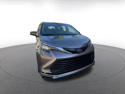 Used 2024 Toyota Sienna XLE FWD image 3