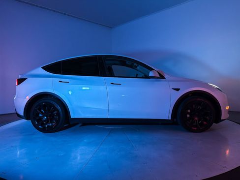 Used 2024 Tesla Model Y Long Range AWD/4WD image 44