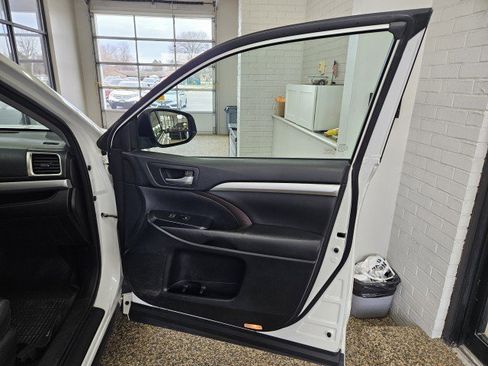 Used 2016 Toyota Highlander XLE image 16